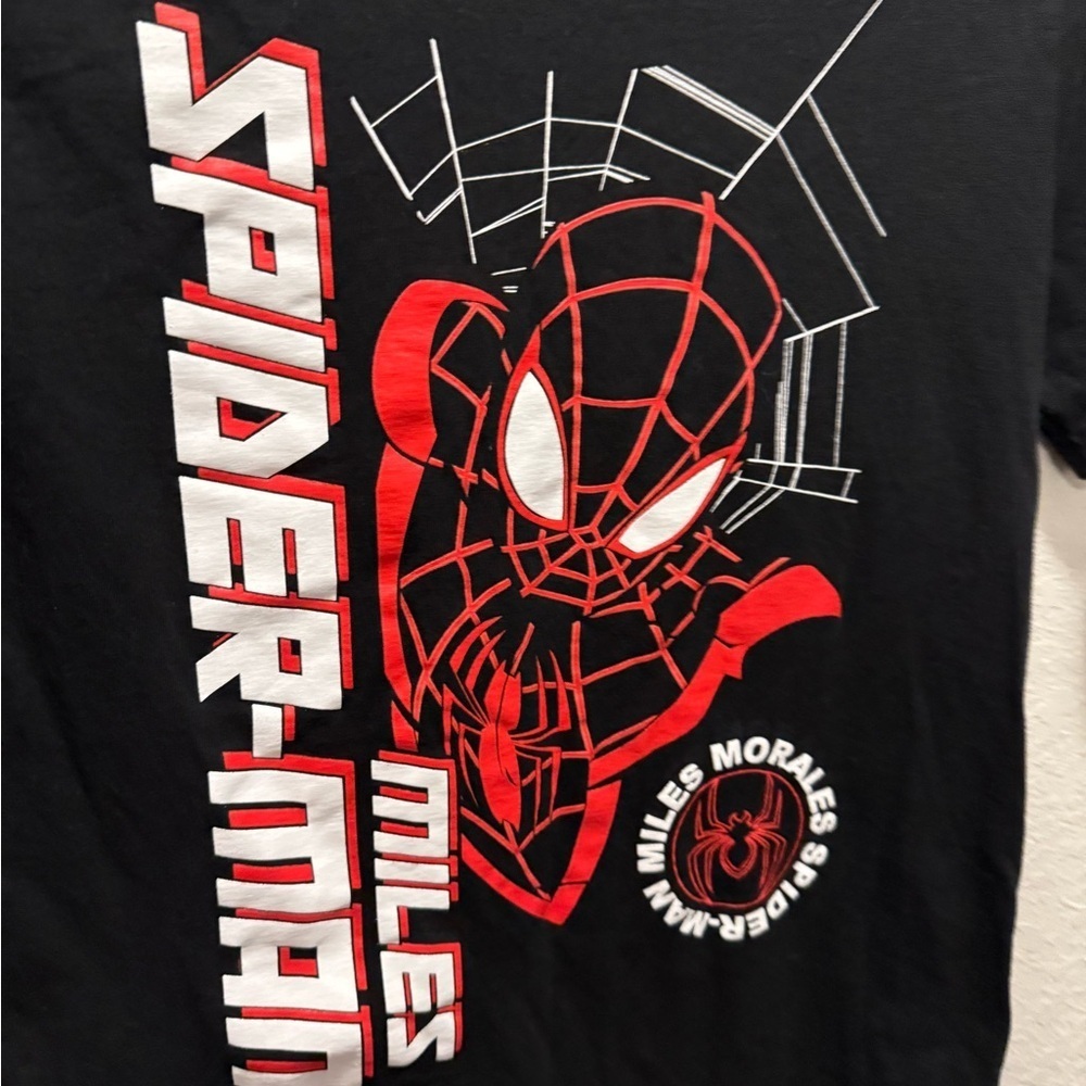 Marvel Black and Red Spider Web Graphic Tee kids size 14 (xL)